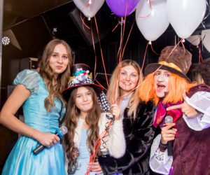 Аліса в країні чудес. Party-bus